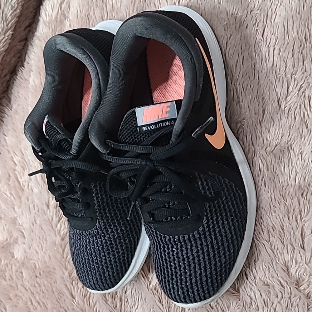 Nike Revolution 4 Women's Shoes Sz 7